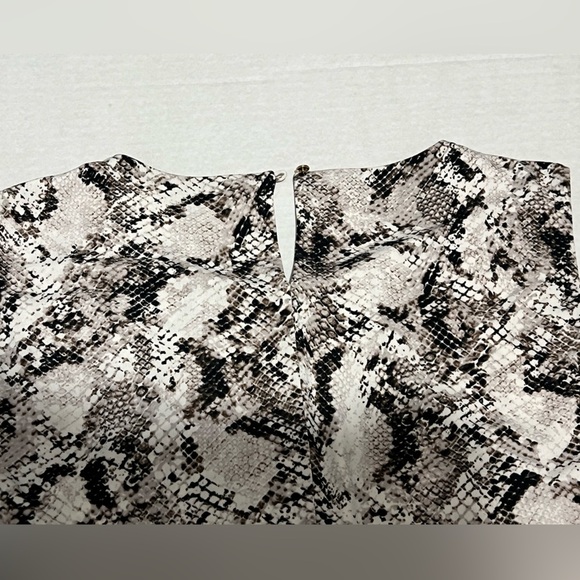 Calvin Klein - Sleeveless Snakeskin Print Top Sz. Lg. - Picture 6 of 7